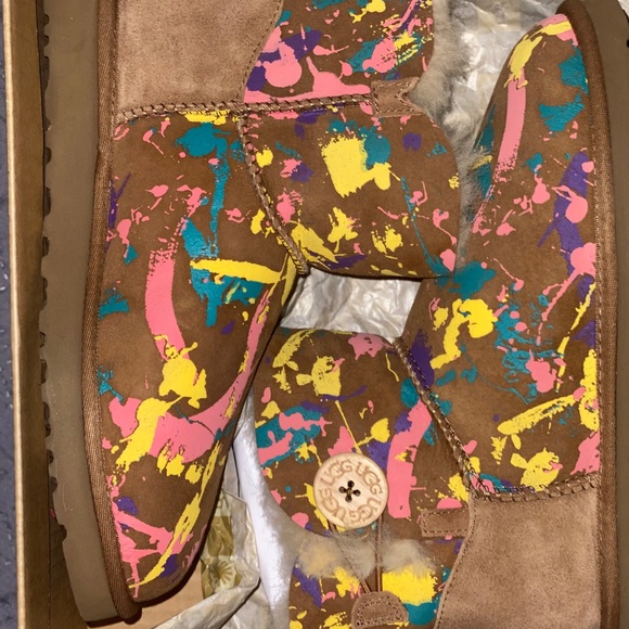 Women Short Chestnut Ugg Boots (NWT) - Picture 8 of 9